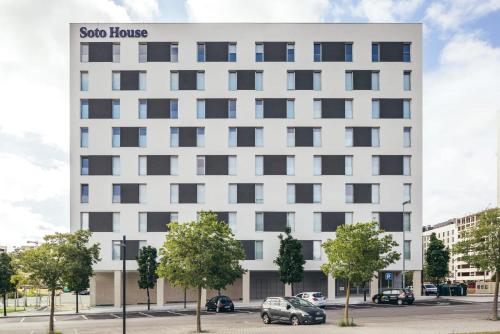 - un bâtiment blanc avec une enseigne de maison sosa dans l'établissement Soto House Pamplona, à Pampelune