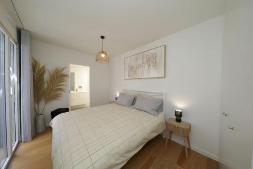 Luxury 2BR Apt, Terrace, Jacuzzi, Near Ria Formosa