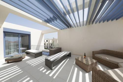 Luxury 2BR Apt, Terrace, Jacuzzi, Near Ria Formosa