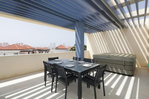 Luxury 2BR Apt, Terrace, Jacuzzi, Near Ria Formosa