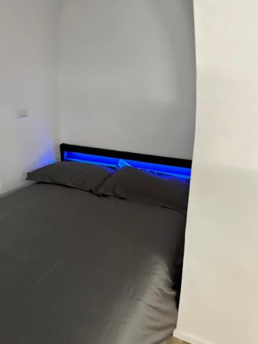 a bed with a blue light on top of it at SUITE 1 in Palo del Colle