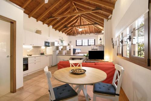 a kitchen and living room with a table and a couch at Las Tres Palmeras in Güimar