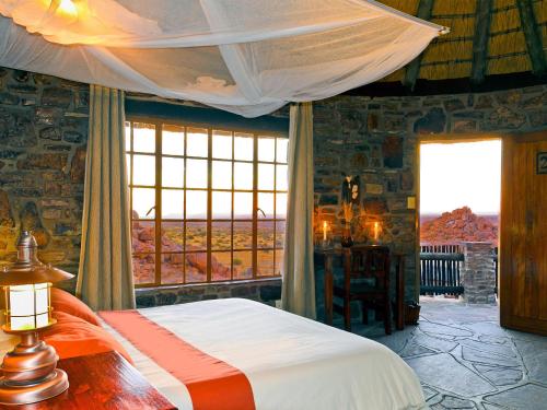 Кровать или кровати в номере Gondwana Canyon Lodge