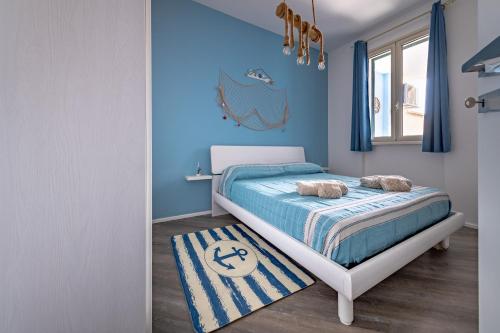 ein Schlafzimmer mit einem Bett mit blauen Wänden in der Unterkunft La casa di Olga e Terry in Uggiano la Chiesa