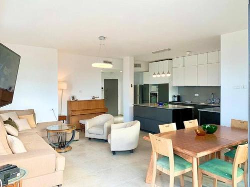 Кът за сядане в 4BR Apartment luxury with balcony on the beach sea bat galim