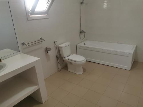 een badkamer met een toilet, een bad en een wastafel bij CasaCanda Tout confort 300 m de la mer in Somone