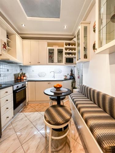 Homevision - Spacious and Warm - Very Central