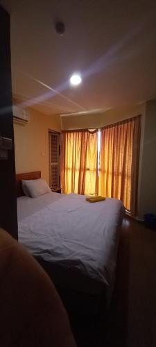 Un dormitorio con una cama grande y una ventana en Q one hotel, en Kampung Dengkil