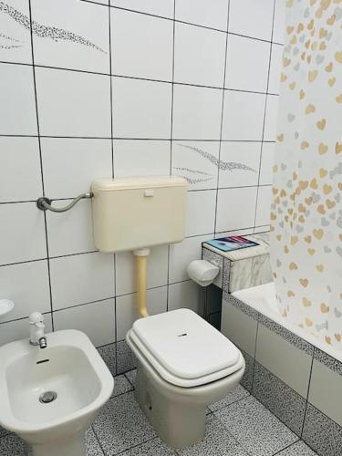 マリーナ・ディ・マンカヴェルサにあるCasa vacanzeのバスルーム(トイレ、洗面台付)
