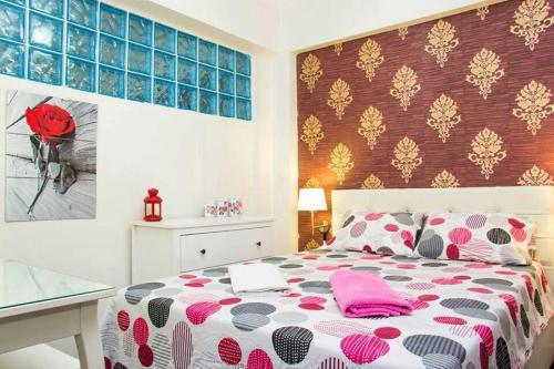 伊斯坦堡的住宿－Luxury Apartment in the center of Istanbul，一间卧室配有带粉红色枕头的床。