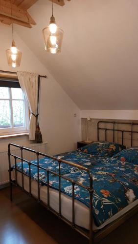 BertsdorfにあるHossies Hof - Luxus Ferienhaus Scheuneのベッドルーム1室(青い掛け布団付きのベッド1台付)