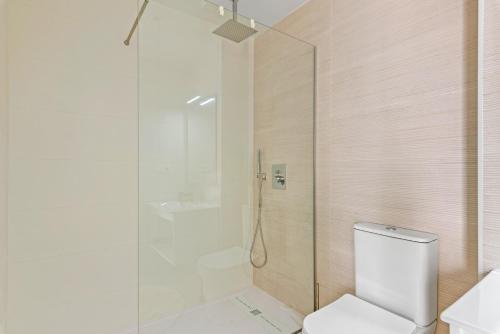 サン・ペドロ・デル・ピナタルにあるTokai Residence Casa Solのシャワーとトイレ付きの白いバスルーム