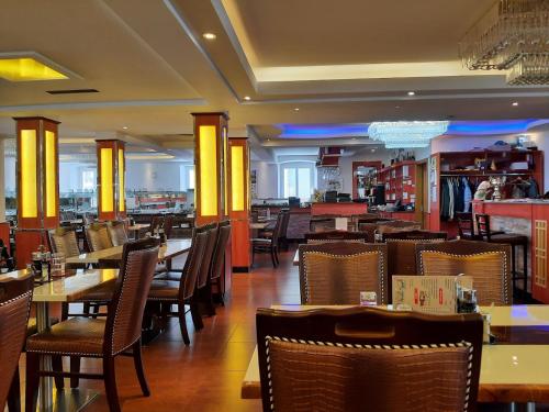 een eetkamer met tafels en stoelen in een restaurant bij Hotel Hanoi in Wolfach