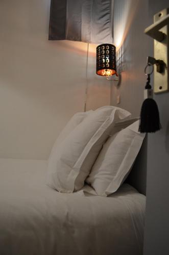 Postel nebo postele na pokoji v ubytování Hôtel Les Corps Saints