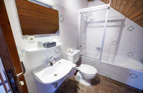 een badkamer met een toilet, een wastafel en een douche bij Drexl Gasthof Shiro in Schondorf am Ammersee