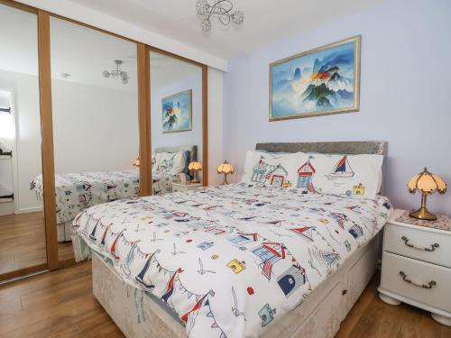 ein Schlafzimmer mit einem Bett mit einer Bettdecke darauf in der Unterkunft Wavecrest in Hornsea