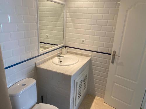 een witte badkamer met een wastafel en een toilet bij Casa Lisanofa in Orihuela