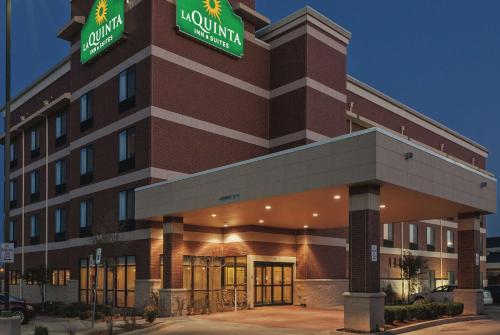 a hotel building with a sign on top of it at La Quinta by Wyndham Edmond in Edmond