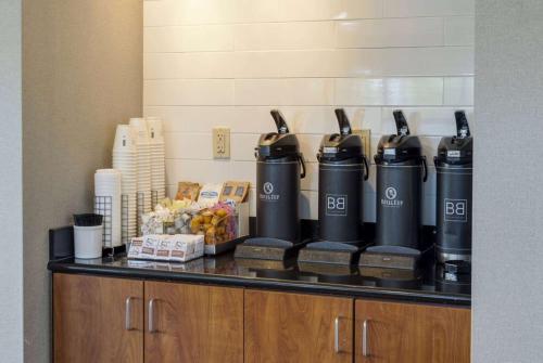 a counter with someousandousandousandousandousandousandousandousandousandousandousandousand at La Quinta by Wyndham Edmond in Edmond