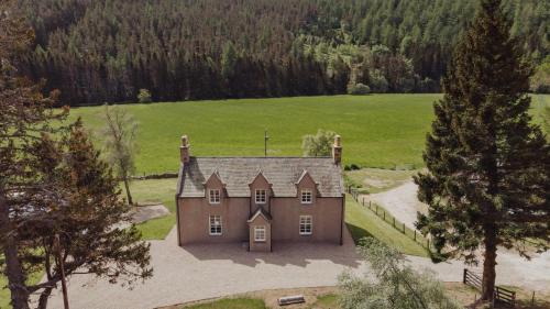 uma vista aérea de uma casa num campo em Lonach Coaching Inn 