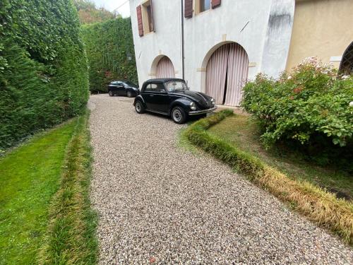 two old cars parked in front of a building at Lodge Villa Maria in Teolo
