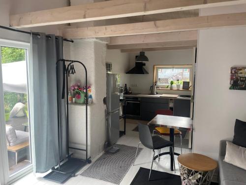 Il comprend une cuisine et une salle à manger avec une table. dans l'établissement Silja, à Pärnu
