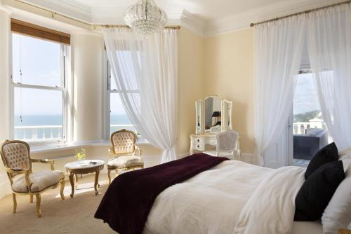 1 dormitorio con 1 cama y vistas al océano en Abbots Cliff House by Bloom Stays, en Hougham