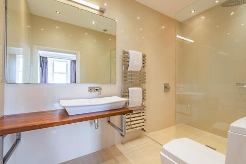 y baño con lavabo y espejo. en Abbots Cliff House by Bloom Stays, en Hougham