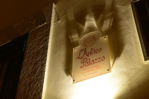 Un certificado, premio, letrero u otro documento en L'Antico Palazzo