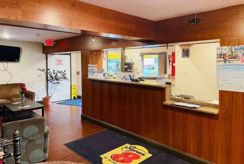 Super 8 by Wyndham Gloucesterにあるテレビまたはエンターテインメントセンター