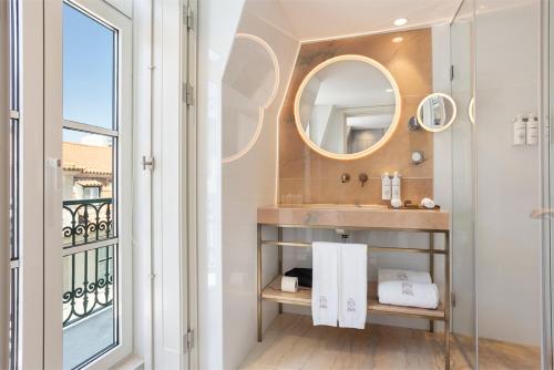 uma casa de banho com um lavatório e um espelho em Convent Square Lisbon, Vignette Collection, an IHG Hotel em Lisboa