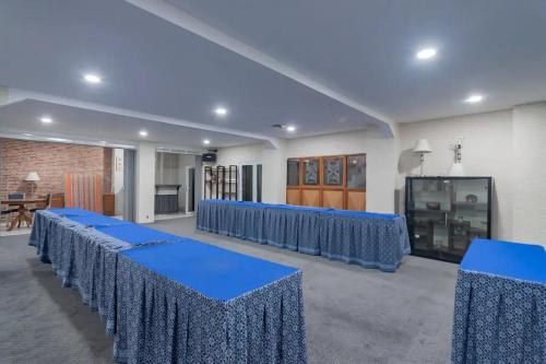 RedDoorz at Arwiga Hotel near RS Hasan Sadikin Bandungにあるビジネスエリアまたは会議室