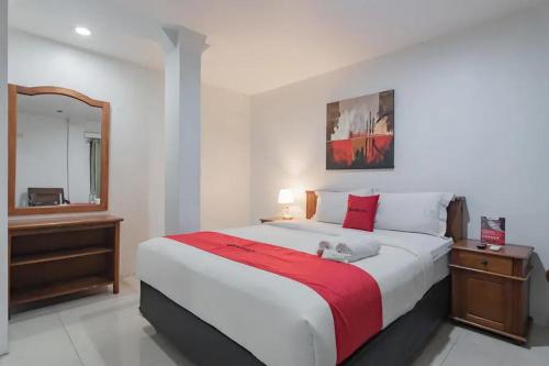 RedDoorz at Arwiga Hotel near RS Hasan Sadikin Bandungにあるベッド