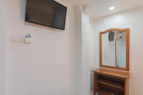 RedDoorz at Arwiga Hotel near RS Hasan Sadikin Bandungにあるテレビまたはエンターテインメントセンター