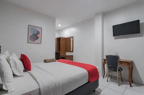 RedDoorz at Arwiga Hotel near RS Hasan Sadikin Bandungにあるベッド