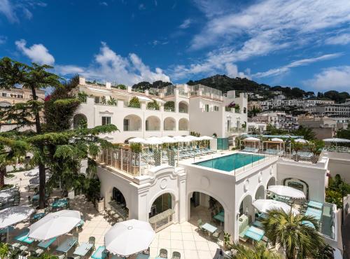 - une vue aérienne sur un grand bâtiment blanc doté d'une piscine dans l'établissement Hotel La Palma Capri, an Oetker Collection Hotel, à Capri