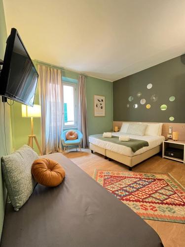 Un dormitorio con una cama y un televisor de pantalla plana. en The Convo Lake Como, en Como