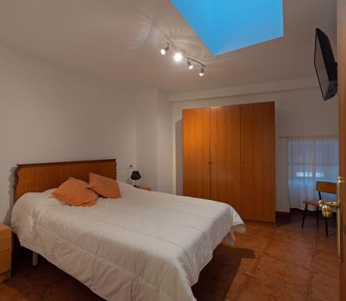 - une chambre avec un lit et une armoire en bois dans l'établissement Alojamiento Rural Casa Ezkerra, 