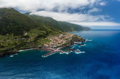 z powietrza widok na małą wyspę w oceanie w obiekcie Pipas do Avô - Seixal by An Island Apart w mieście Porto Moniz