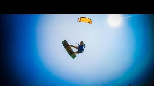 una persona en una tabla de snowboard y un paracaídas en el aire en Sea Sand Resort en Kalpitiya