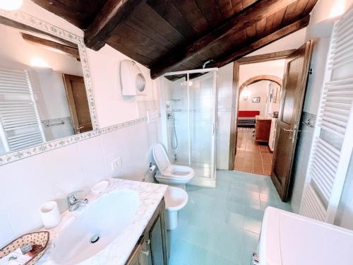 Koupelna v ubytování Vicolo - sleeps 5 with air con, wifi, balcony for dining and pool