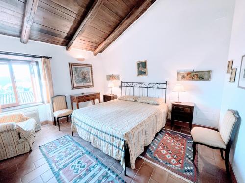 Postel nebo postele na pokoji v ubytování Vicolo - sleeps 5 with air con, wifi, balcony for dining and pool
