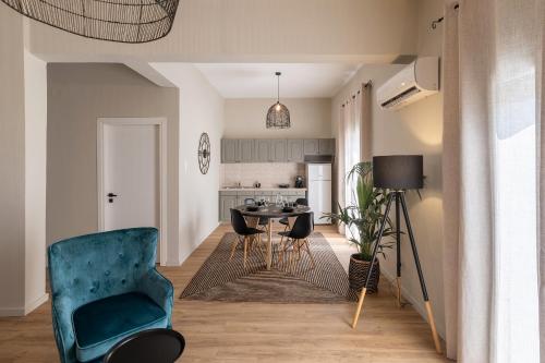sala de estar con mesa y sillas y cocina en Vivianna’s guest house, en Ermoupoli