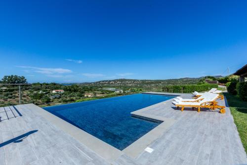 Villa con piscina y tumbonas en Costa Smeralda House, en Cugnana