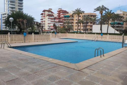 une grande piscine dans une ville avec des bâtiments dans l'établissement Moderno piso con vista a la playa, à Puebla de Farnals