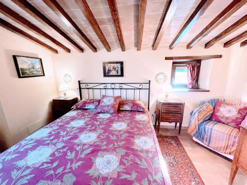 - une chambre avec un grand lit et un canapé dans l'établissement Spoleto Splash Cisternasleeps 23wifiaircon - cute with beautiful garden, à Strettura