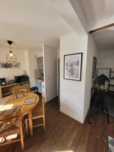a dining room and kitchen with a table and chairs at Studio Élégant à Cergy in Cergy