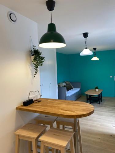 a table and chairs in a room with a couch at Chat rose in Charenton-le-Pont