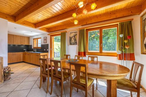Cuisine ou kitchenette dans l'établissement Chalet La Vue, pet friendly 10 pers, amazing view