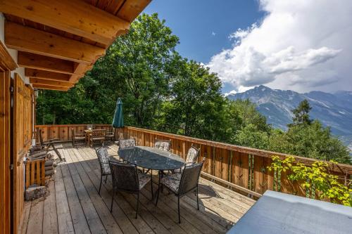 Vue générale sur la montagne ou vue sur la montagne depuis le chalet